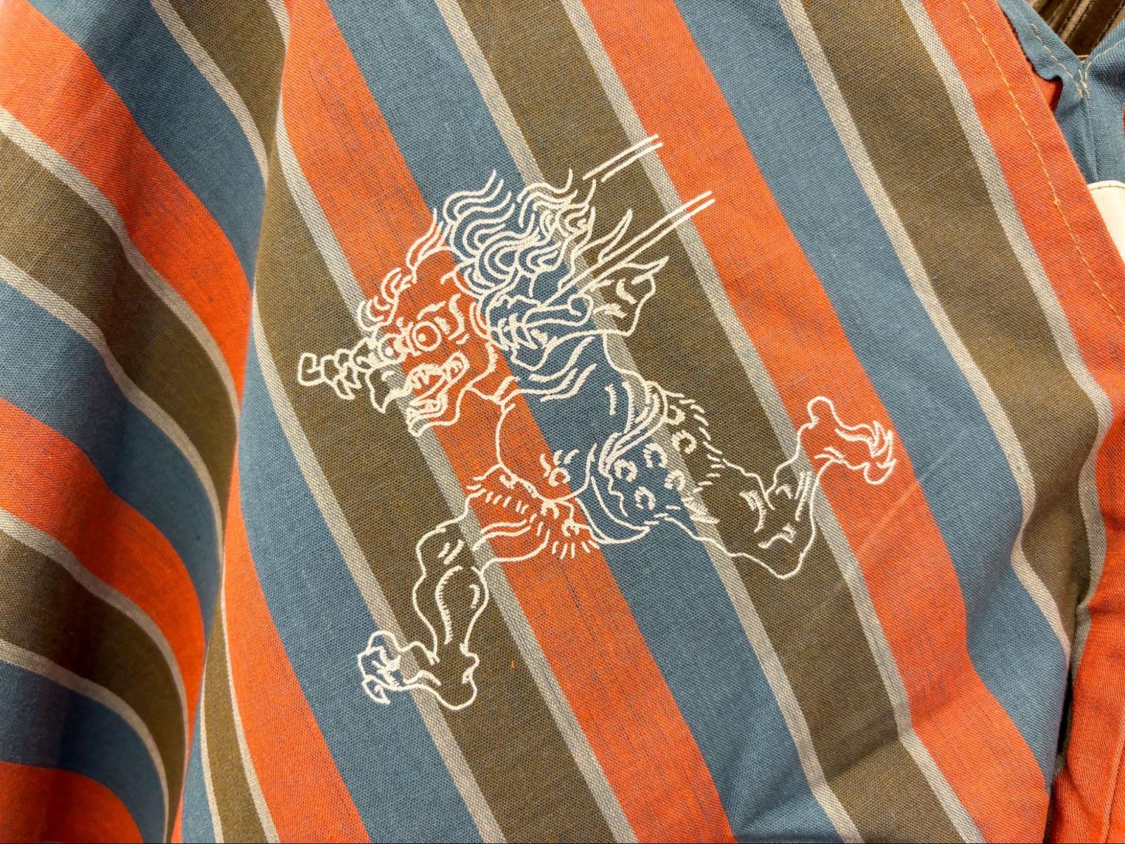 すべて一点物の「伊勢木綿の貫頭衣」 — SOU・SOUと空間演出デザイン